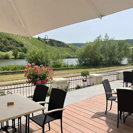 Hotel- Weingut- Moselloreley Hotell
