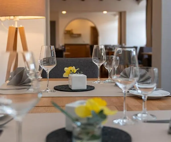 Hotel- Weingut- Moselloreley מלון 2*